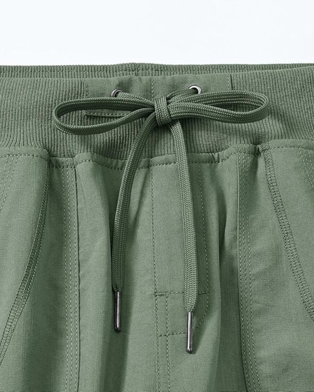 Pantalón cargo capri con bolsillos laterales y cintura ajustable