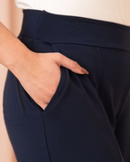 Pantalón Recto de Tiro Medio con Pinzas Frontales y Tejido Fluido