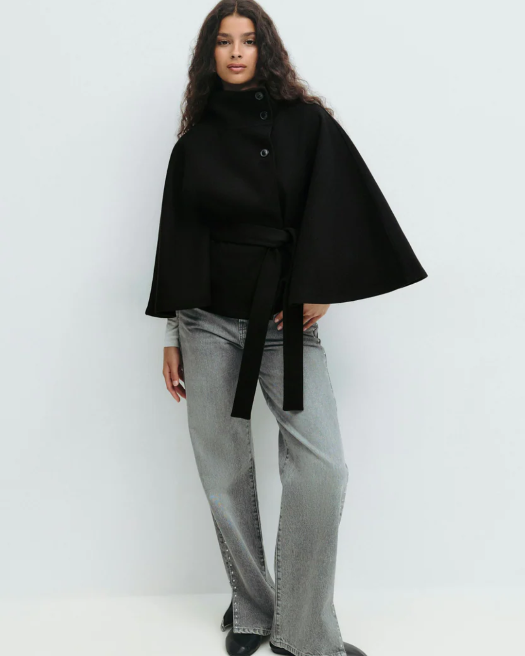 Chaqueta tipo capa con cinturón para mujer