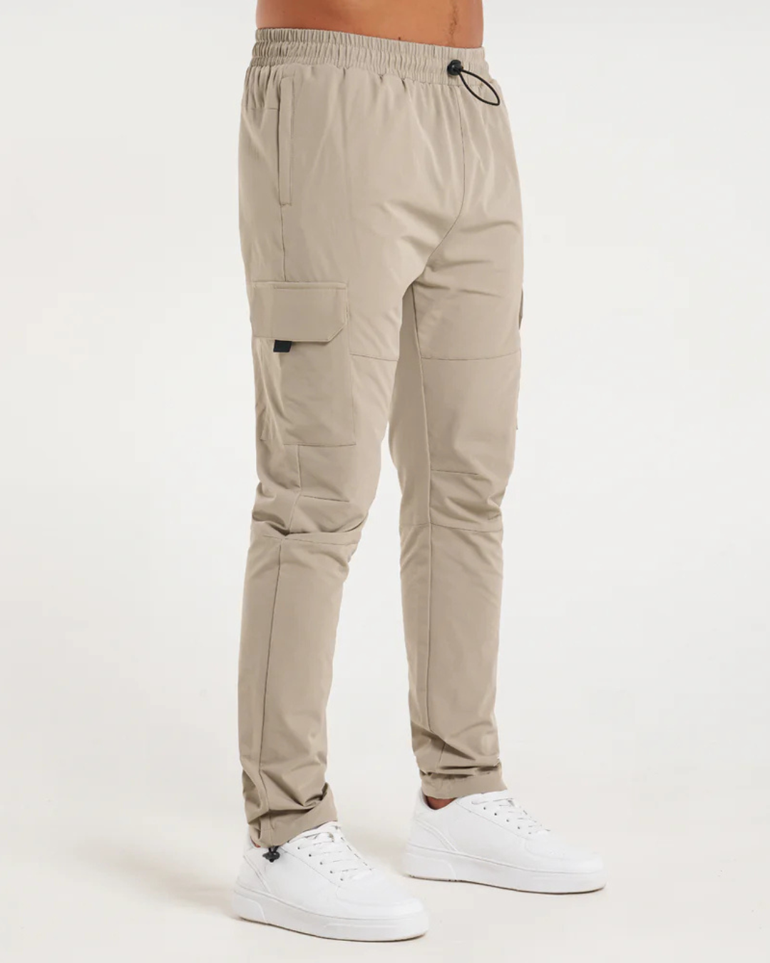 Pantalón Deportivo Cargo de Hombre con Bolsillos Laterales y Corte Ajustado