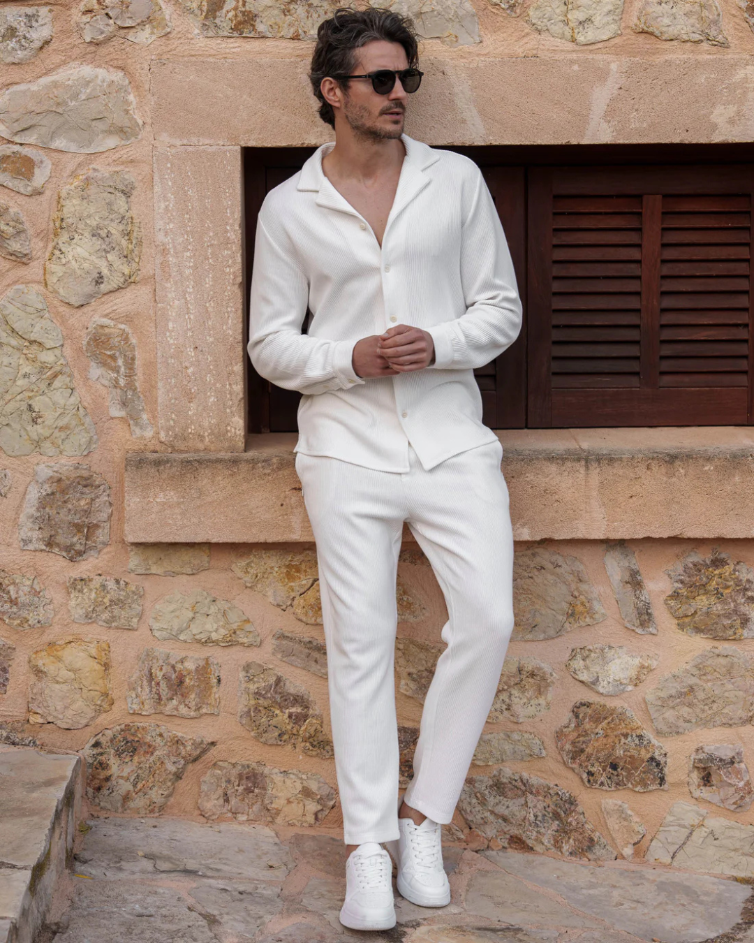 Conjunto Masculino en canalé con camisa abotonada y pantalón recto