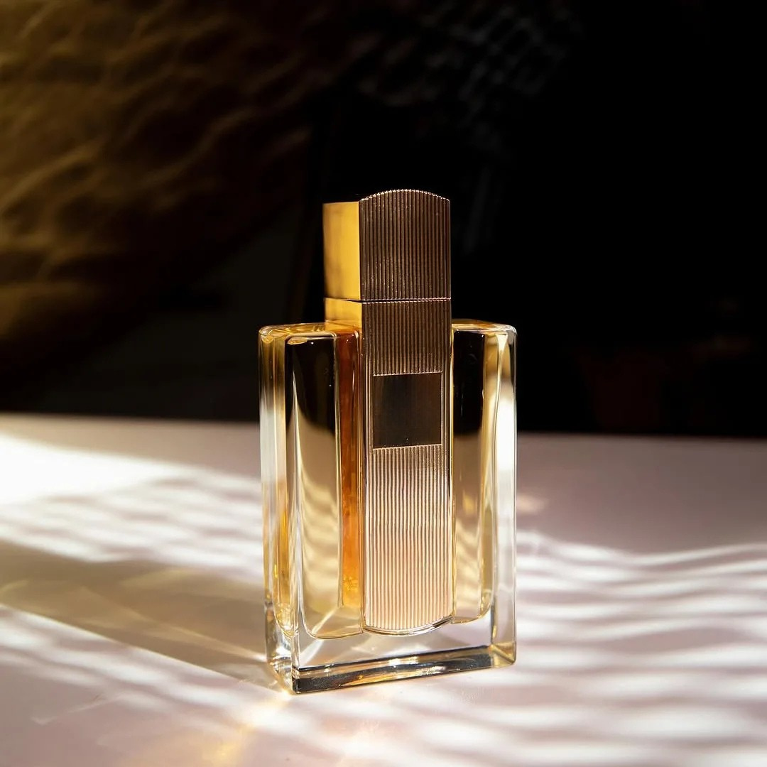 Perfume de aroma oriental en lujoso frasco dorado para mujer®