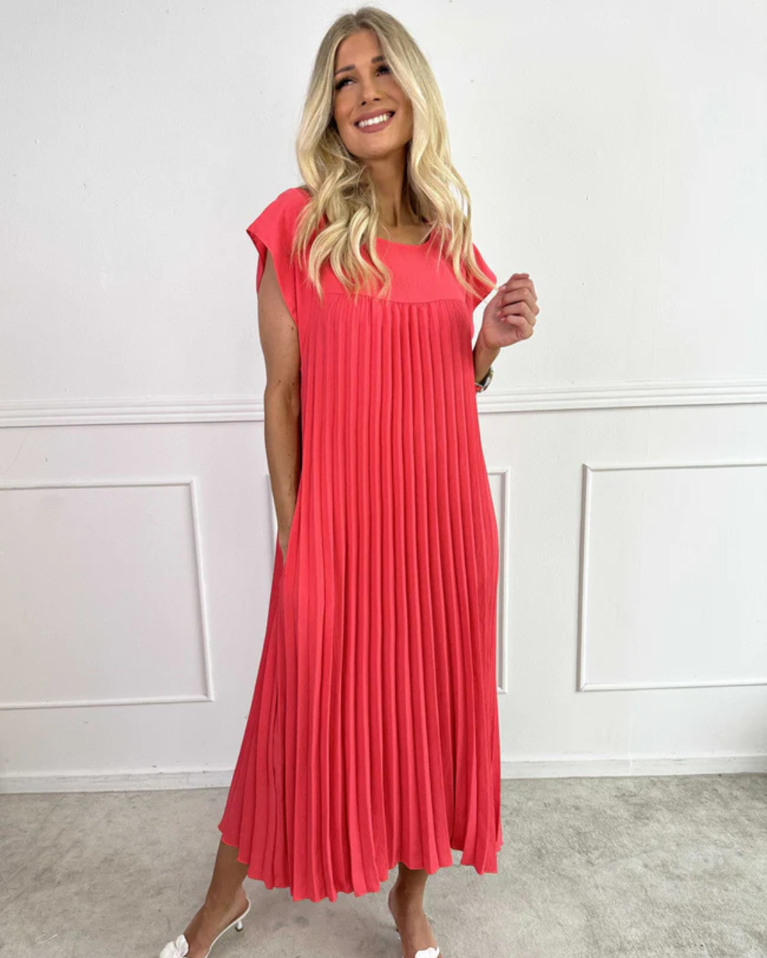 Vestido Largo de Pliegues y Mangas Acampanadas