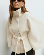 Chaqueta tipo capa con cinturón para mujer