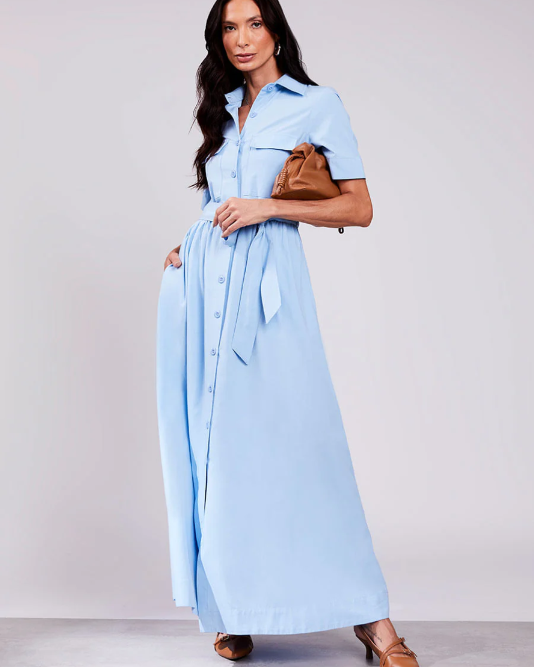 Vestido Elegante de Corte Contemporáneo y Diseño Atemporal