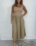 Vestido Midi Estilo Camiseta Acampanada de Color Liso