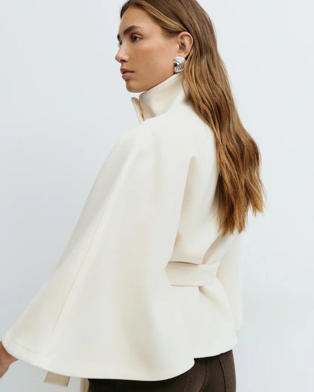 Chaqueta tipo capa con cinturón para mujer