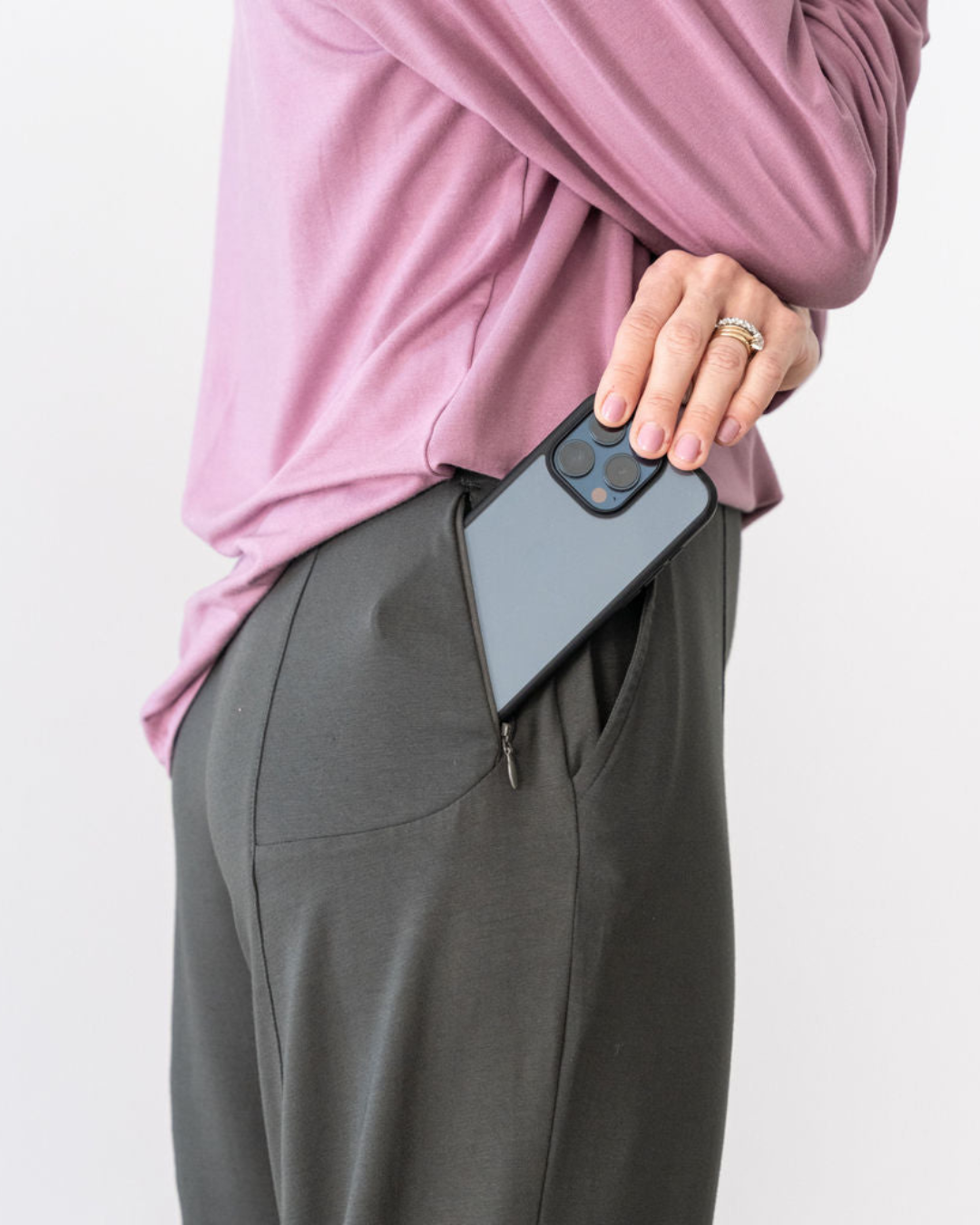 Pantalón Recto de Tiro Medio con Pinzas Frontales y Tejido Fluido