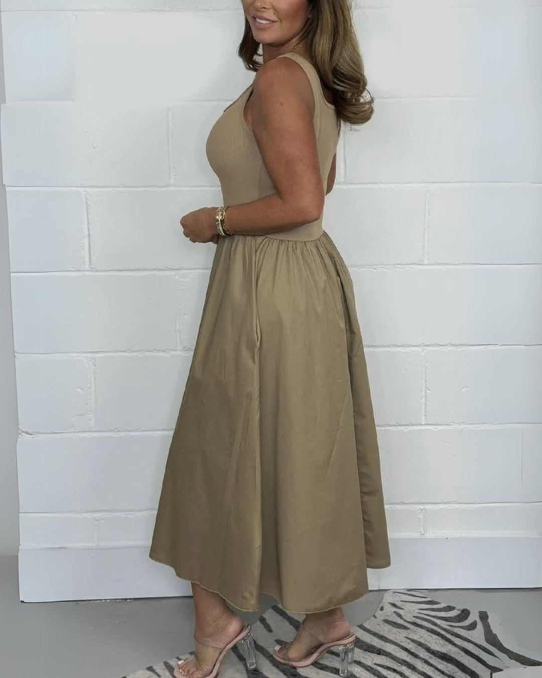 Vestido Midi Estilo Camiseta Acampanada de Color Liso