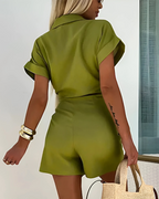 Mono corto con escote en V y cintura ajustable para mujer®