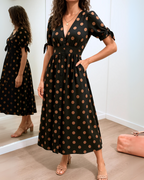 Vestido de lunares con escote en V cruzado