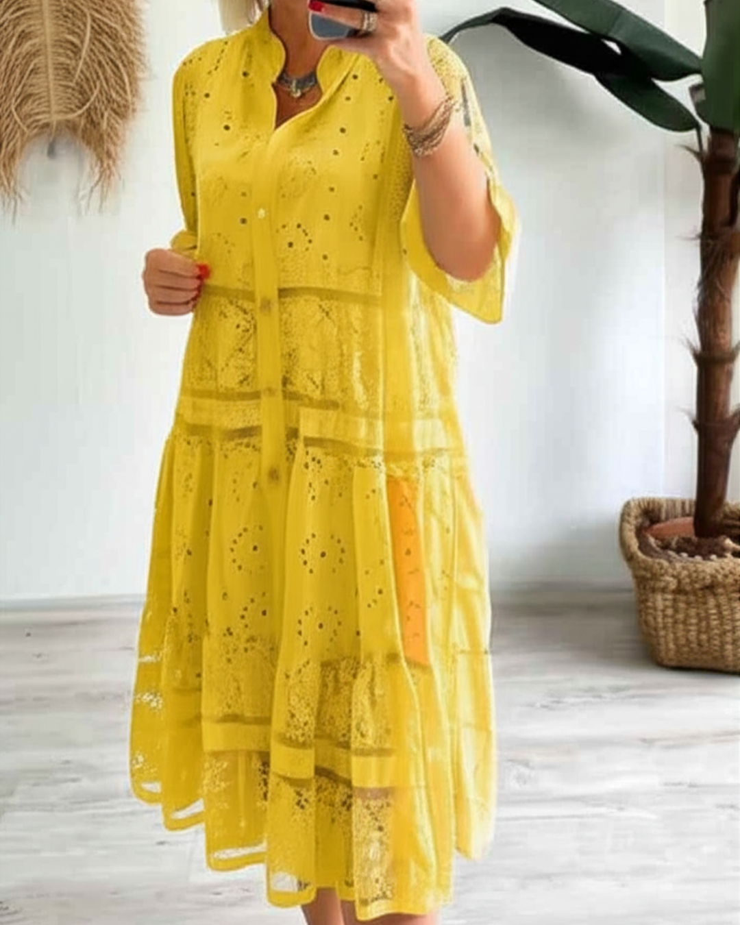 Vestido de encaje con mangas y botones delanteros