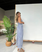 Mono largo de mezclilla con escote profundo y cintura fruncida®