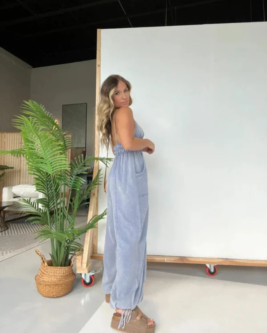 Mono largo de mezclilla con escote profundo y cintura fruncida®