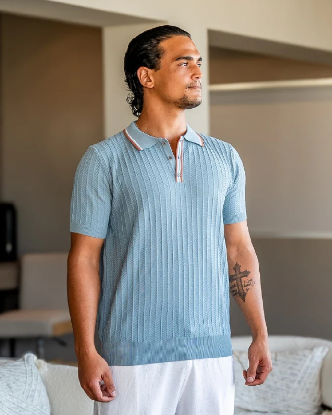 Polo manga corta con diseño tejido y cuello bicolor