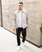 Pantalón Deportivo Cargo de Hombre con Bolsillos Laterales y Corte Ajustado