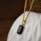 Collar dorado en acero inoxidable con piedra Ónix