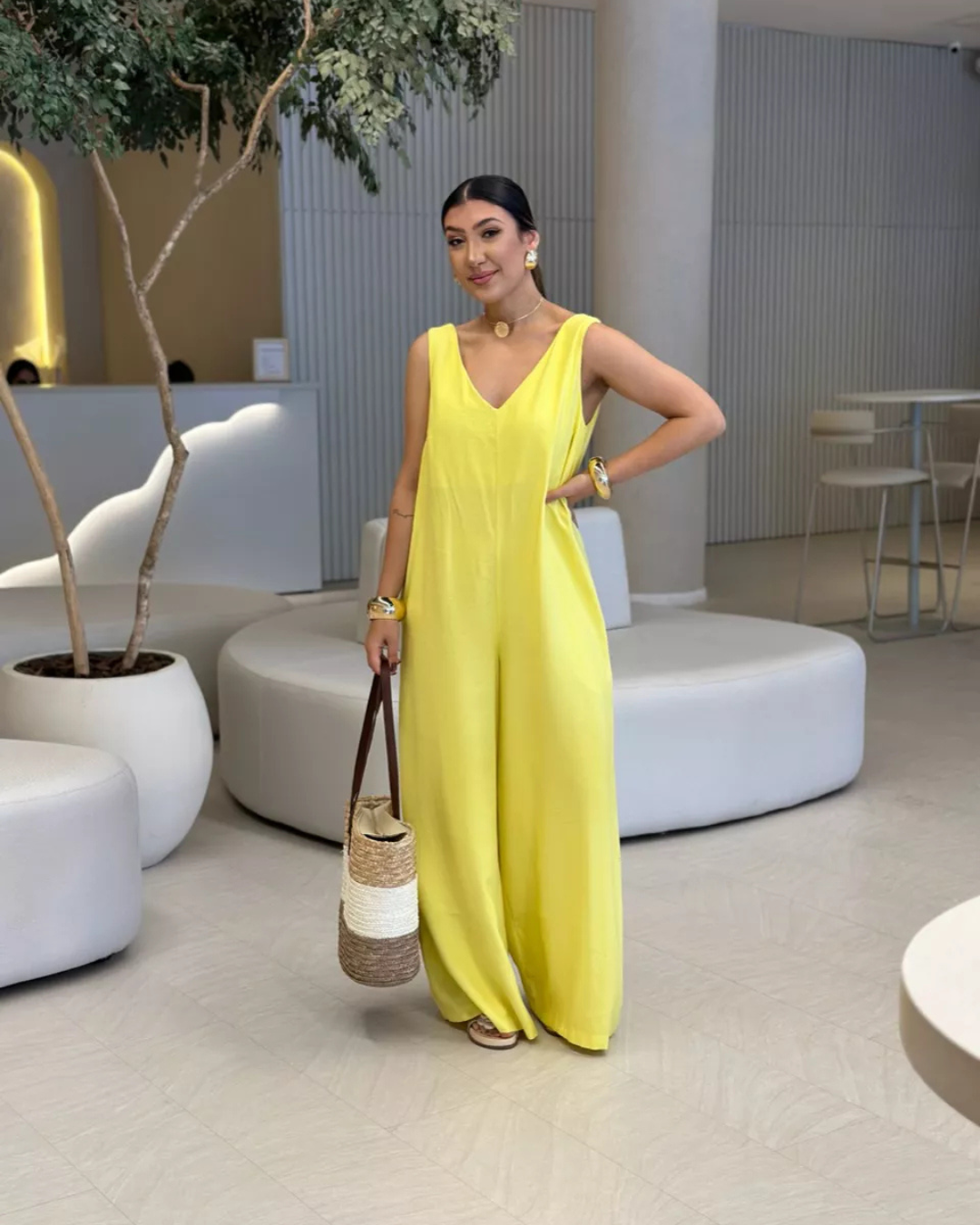 Conjunto Casual de Mujer con Cuello en V en Color Liso