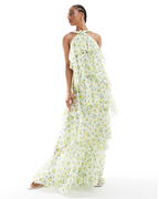 Vestido Largo Escalonado con Cuello Halter y Detalle de Flor