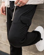 Pantalón Deportivo Cargo de Hombre con Bolsillos Laterales y Corte Ajustado