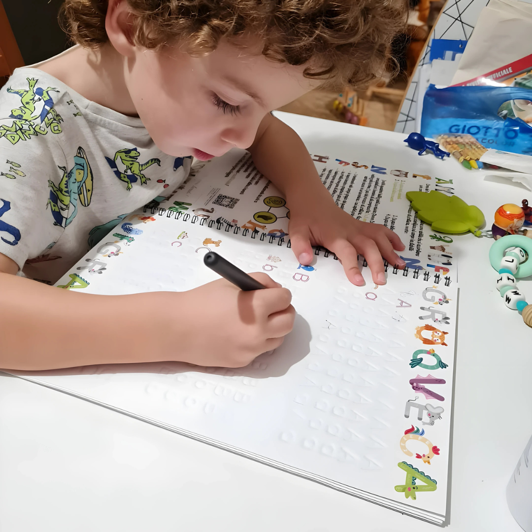 Manuales de escritura con ranuras guiadas y tinta mágica para el aprendizaje