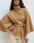 Chaqueta tipo capa con cinturón para mujer