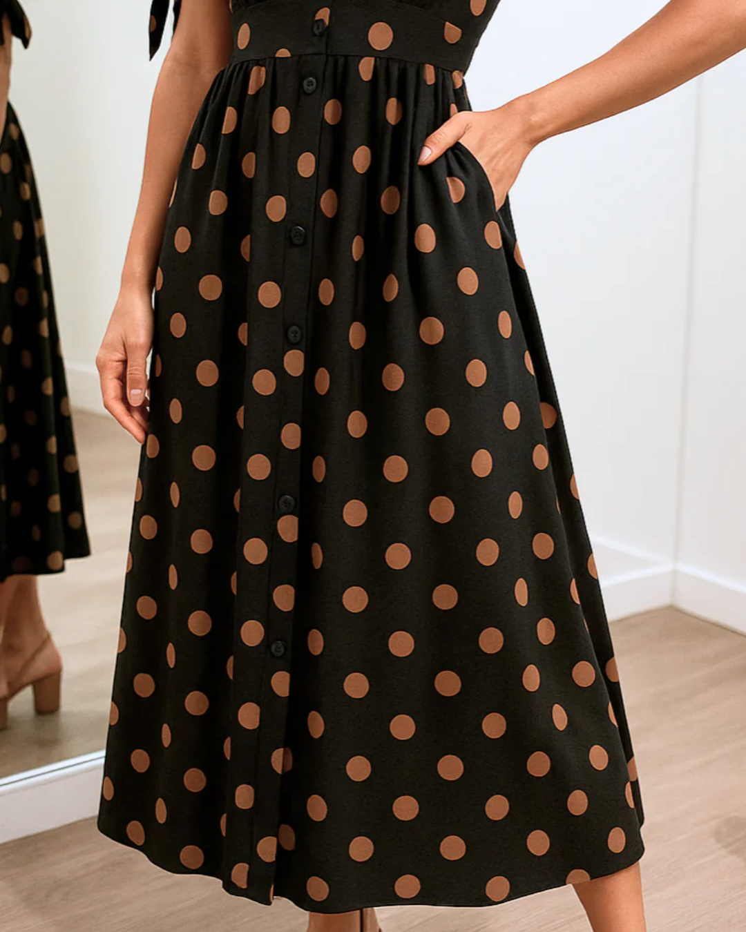 Vestido de lunares con escote en V cruzado