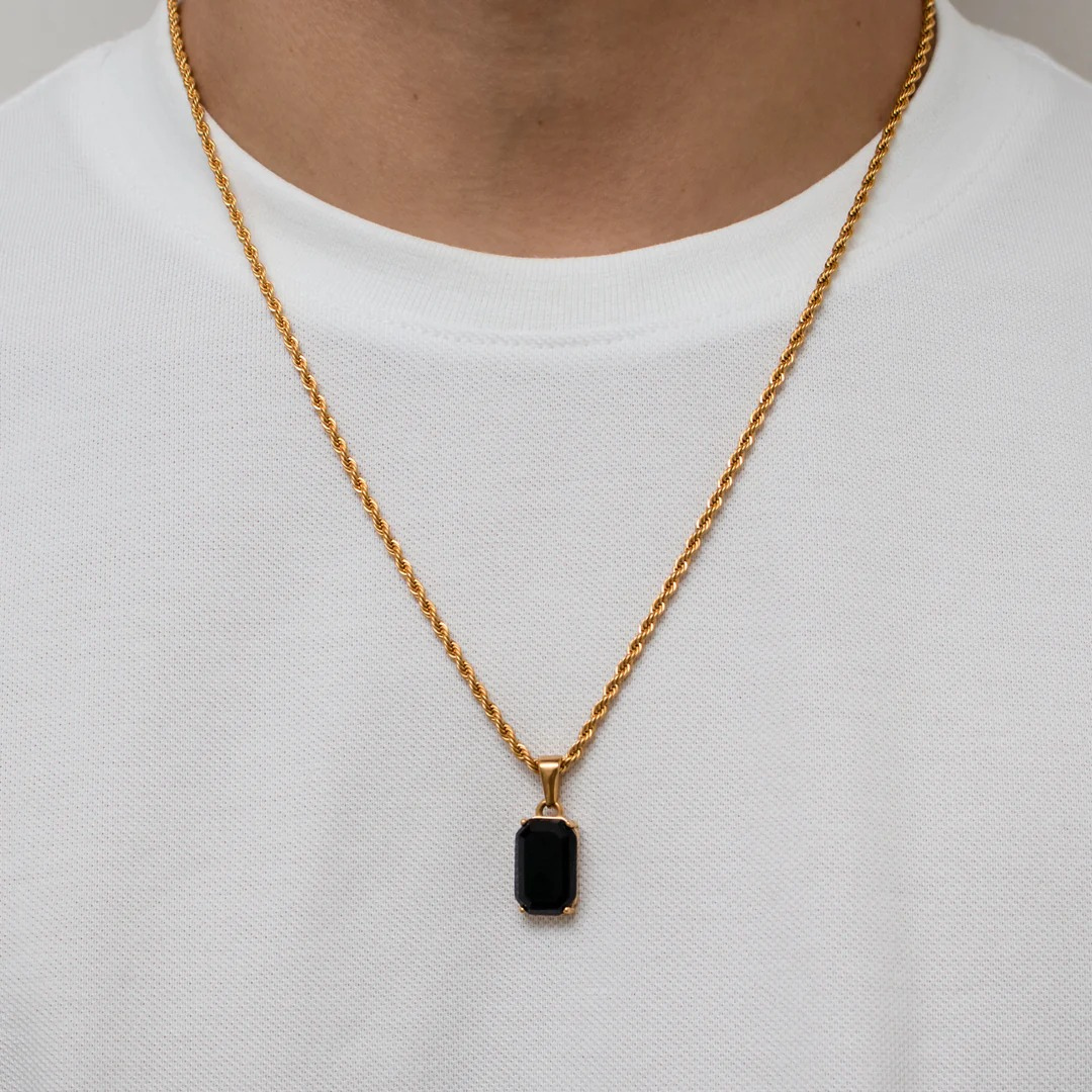 Collar dorado en acero inoxidable con piedra Ónix