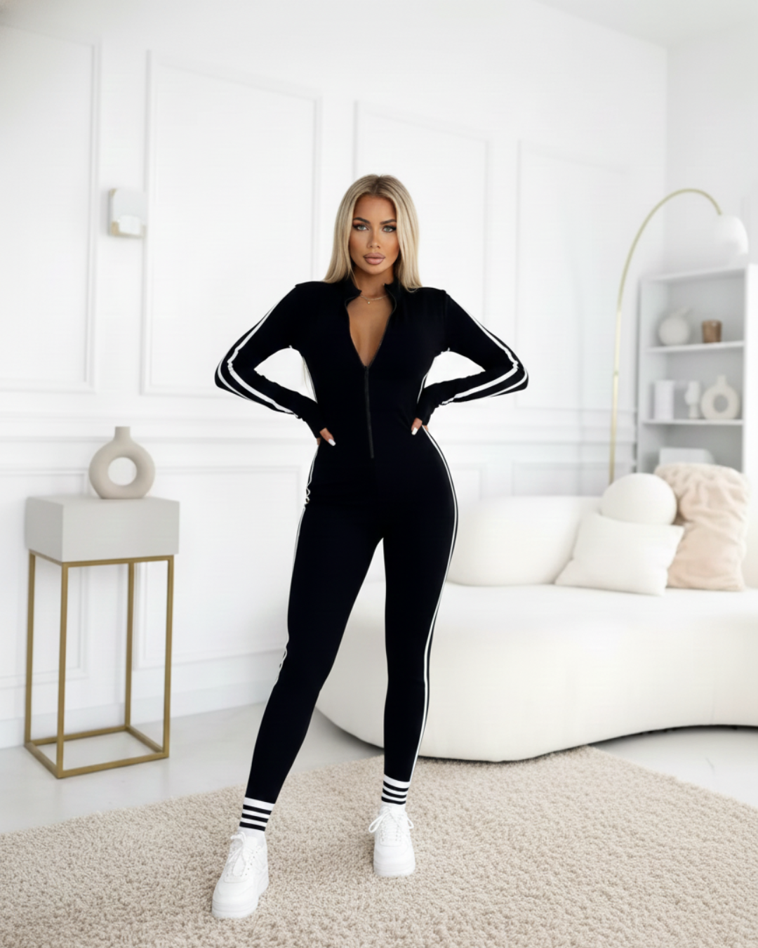 Mono deportivo ajustado con cremallera y bandas laterales para mujer