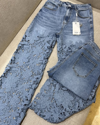 Pantalón de jean para mujer con encaje floral en las piernas