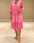 Vestido de encaje con mangas y botones delanteros