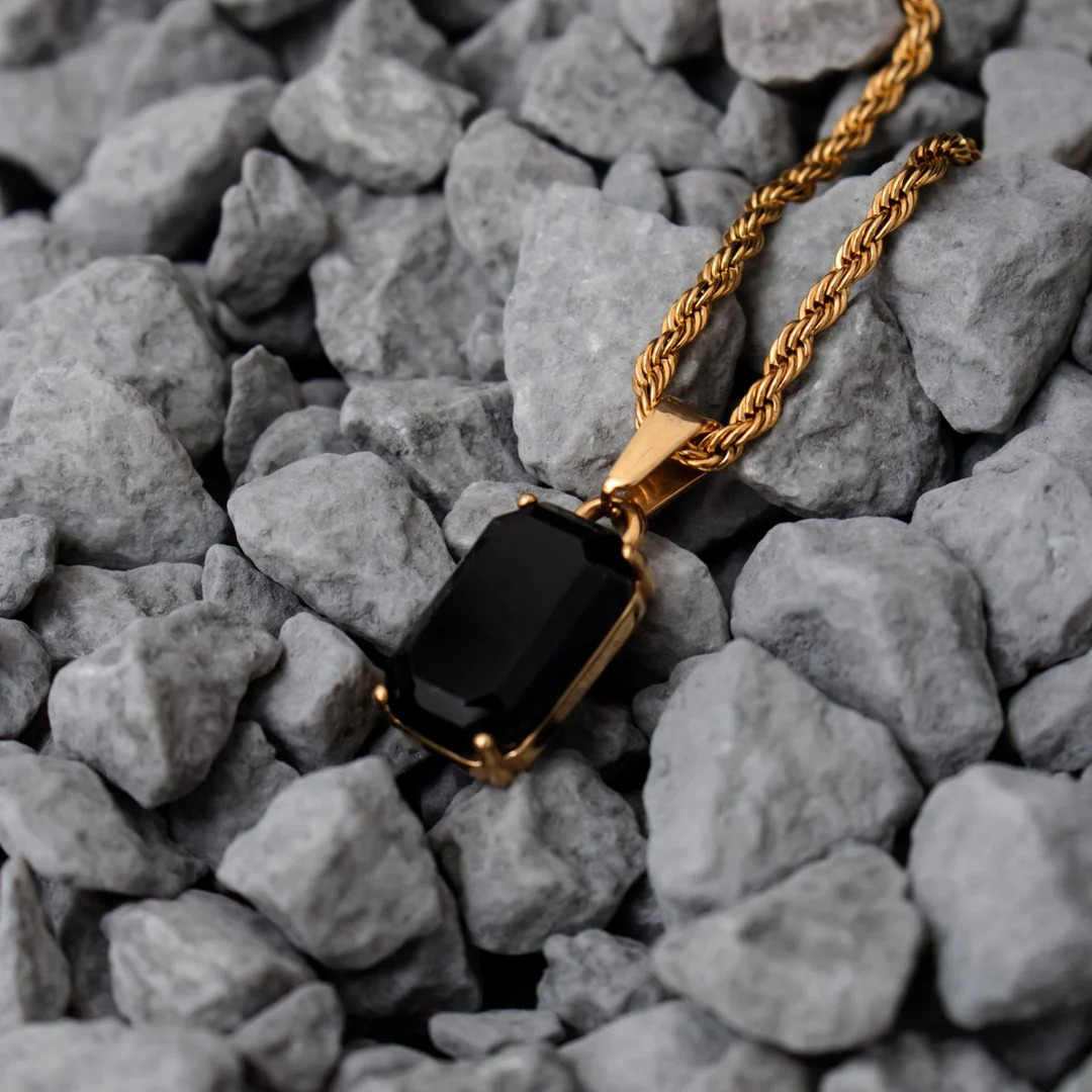 Collar dorado en acero inoxidable con piedra Ónix