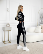 Mono deportivo ajustado con cremallera y bandas laterales para mujer