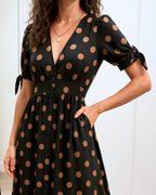 Vestido de lunares con escote en V cruzado