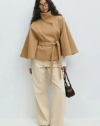 Chaqueta tipo capa con cinturón para mujer