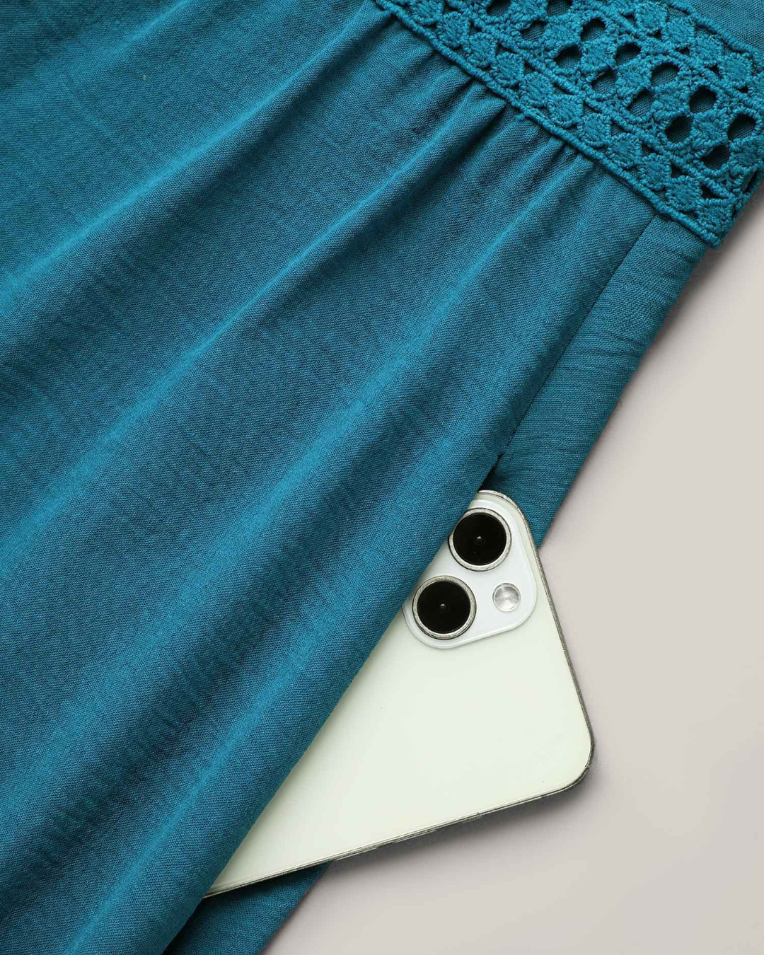 Vestido con bolsillos y mangas cortas con aberturas de encaje®