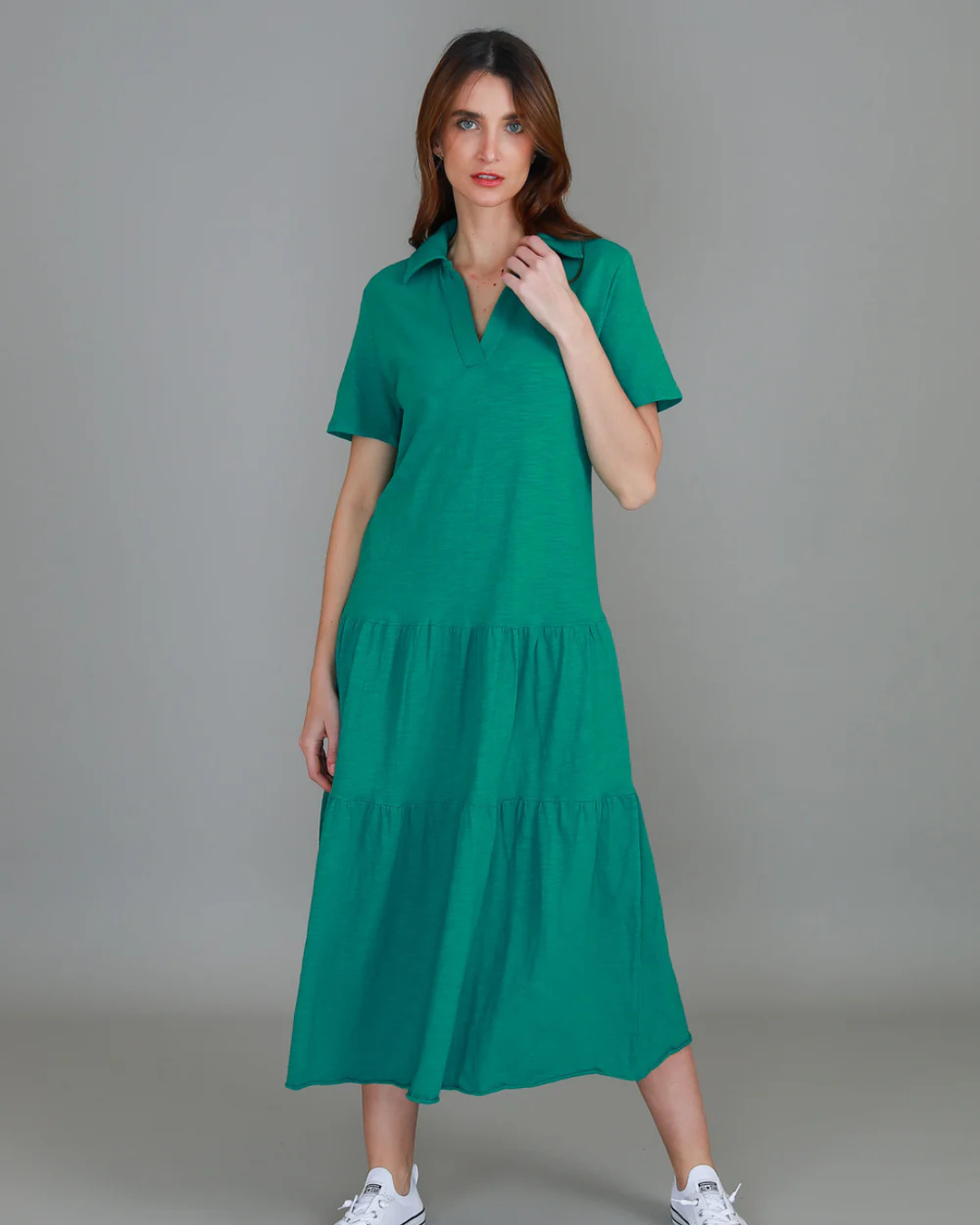 Vestido largo con cuello camisero y estilo holgado