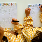Manuales de escritura con ranuras guiadas y tinta mágica para el aprendizaje