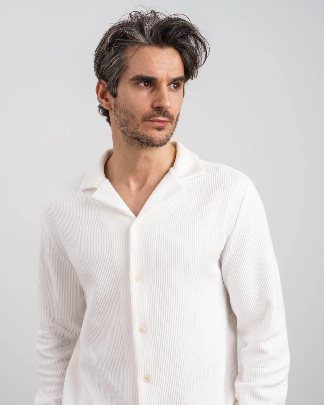 Conjunto Masculino en canalé con camisa abotonada y pantalón recto