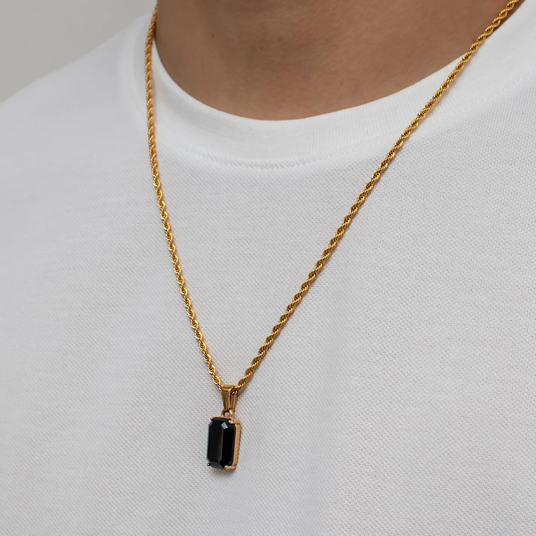 Collar dorado en acero inoxidable con piedra Ónix