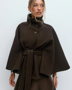 Chaqueta tipo capa con cinturón para mujer