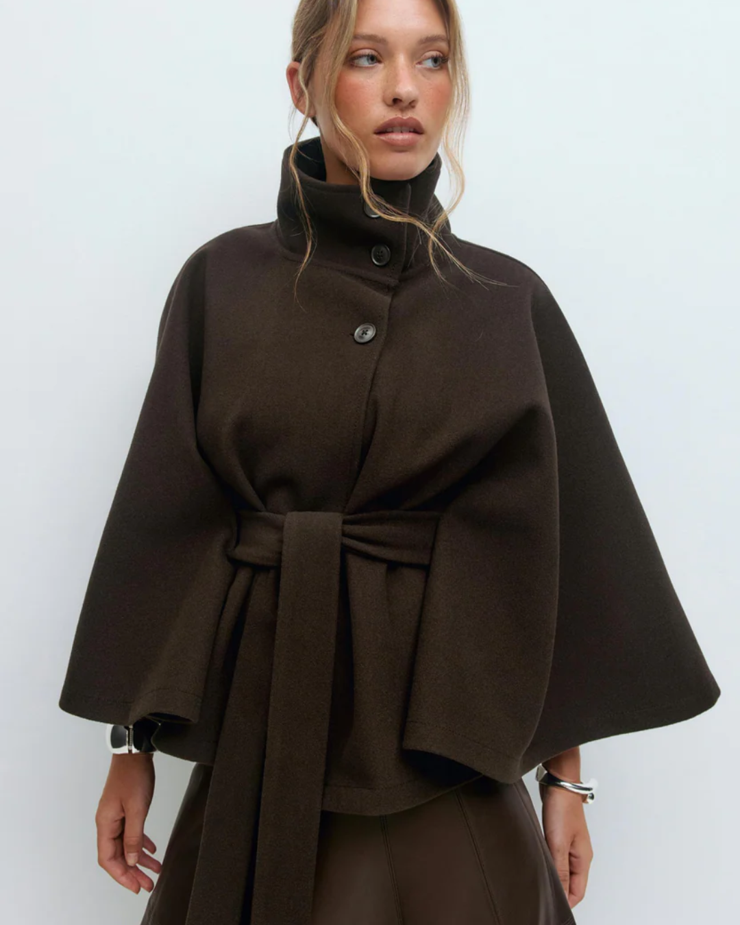 Chaqueta tipo capa con cinturón para mujer