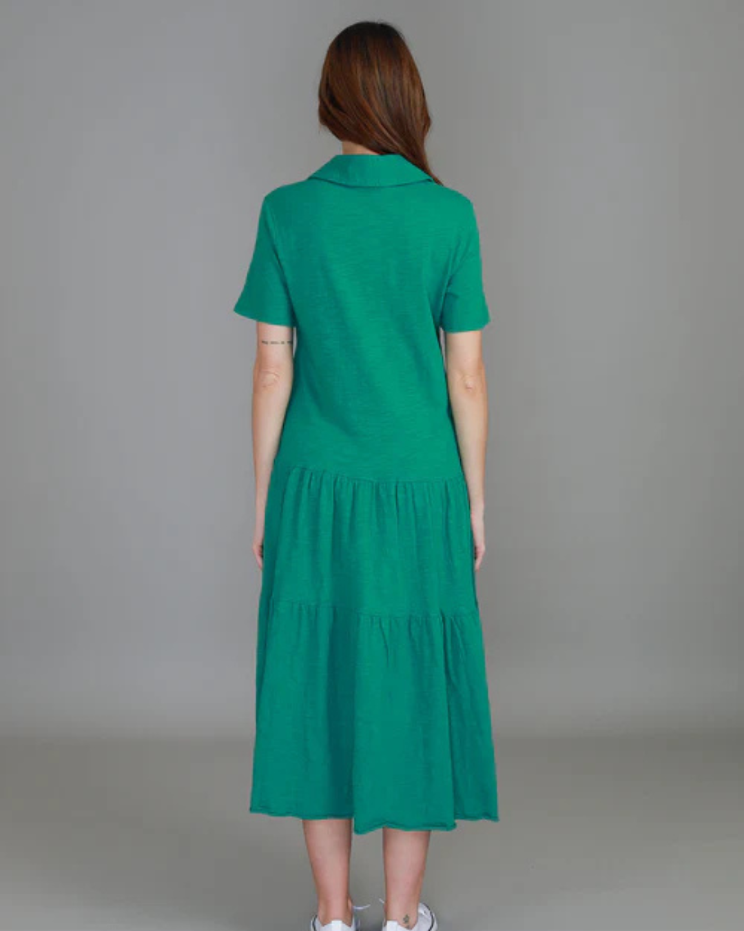 Vestido largo con cuello camisero y estilo holgado