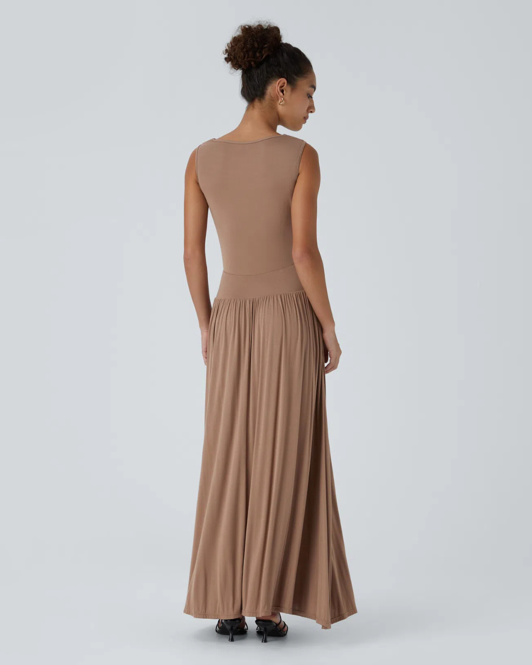 Vestido largo holgado con escote en pato