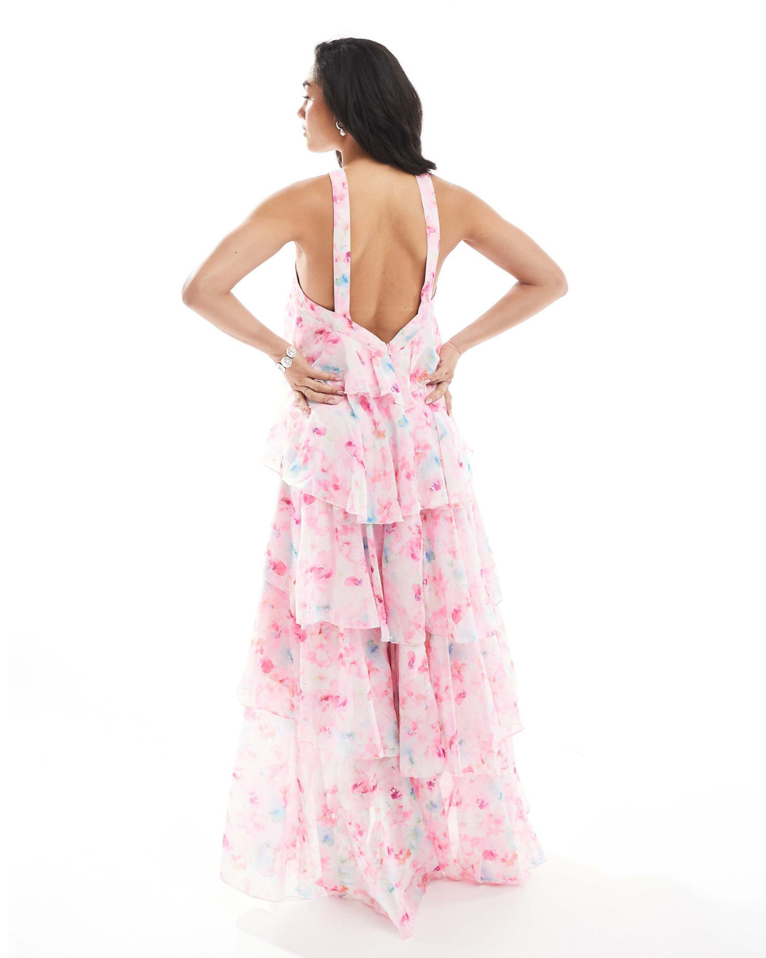 Vestido Largo Escalonado con Cuello Halter y Detalle de Flor