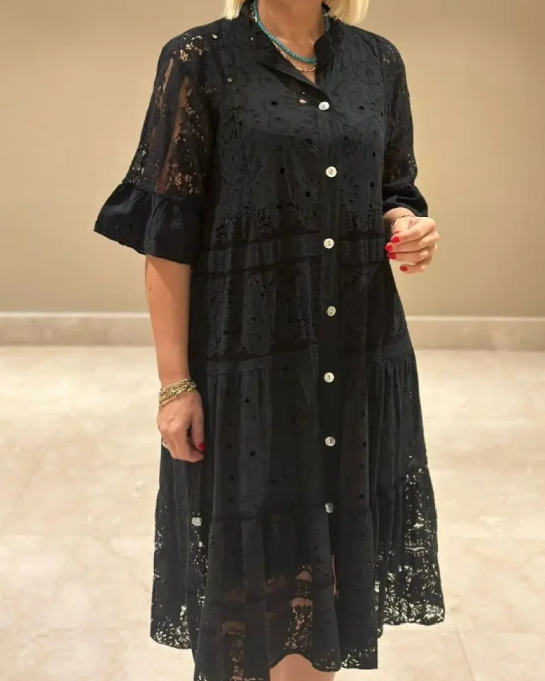 Vestido de encaje con mangas y botones frontales