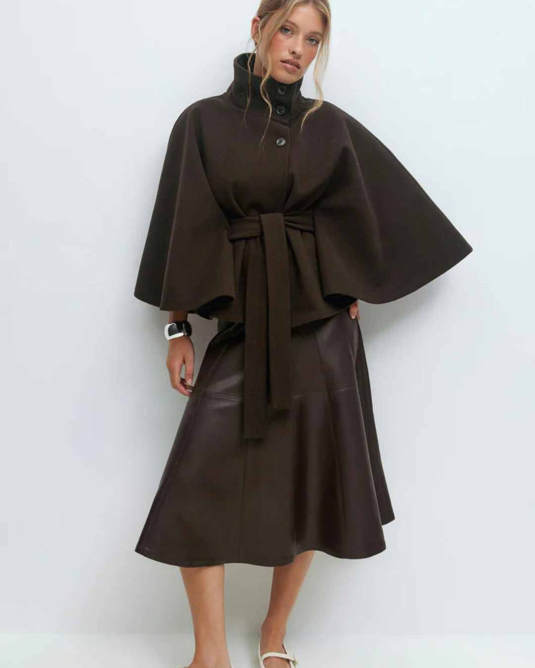 Chaqueta tipo capa con cinturón para mujer