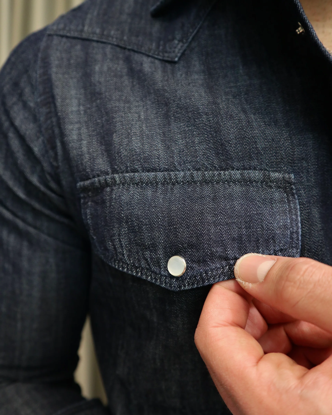 Camisa  Elegante para Hombre con Manga Larga y Botones Distintivos