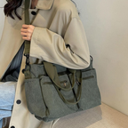 Bolso con varios compartimentos y diseño informal ideal para el día a día y para viajar®