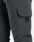 Pantalón Deportivo Cargo de Hombre con Bolsillos Laterales y Corte Ajustado